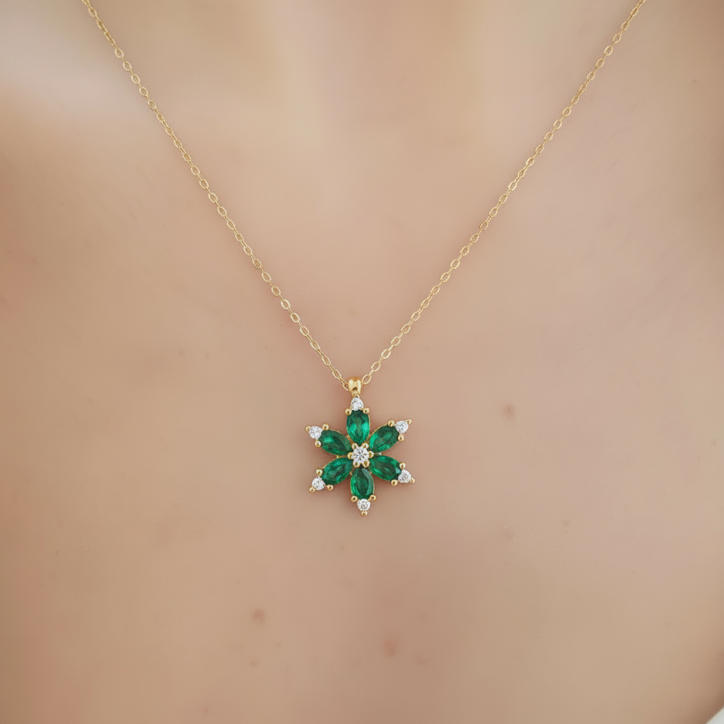 Zümrüt Taşlı Gümüş Lotus Çiçeği Kolye