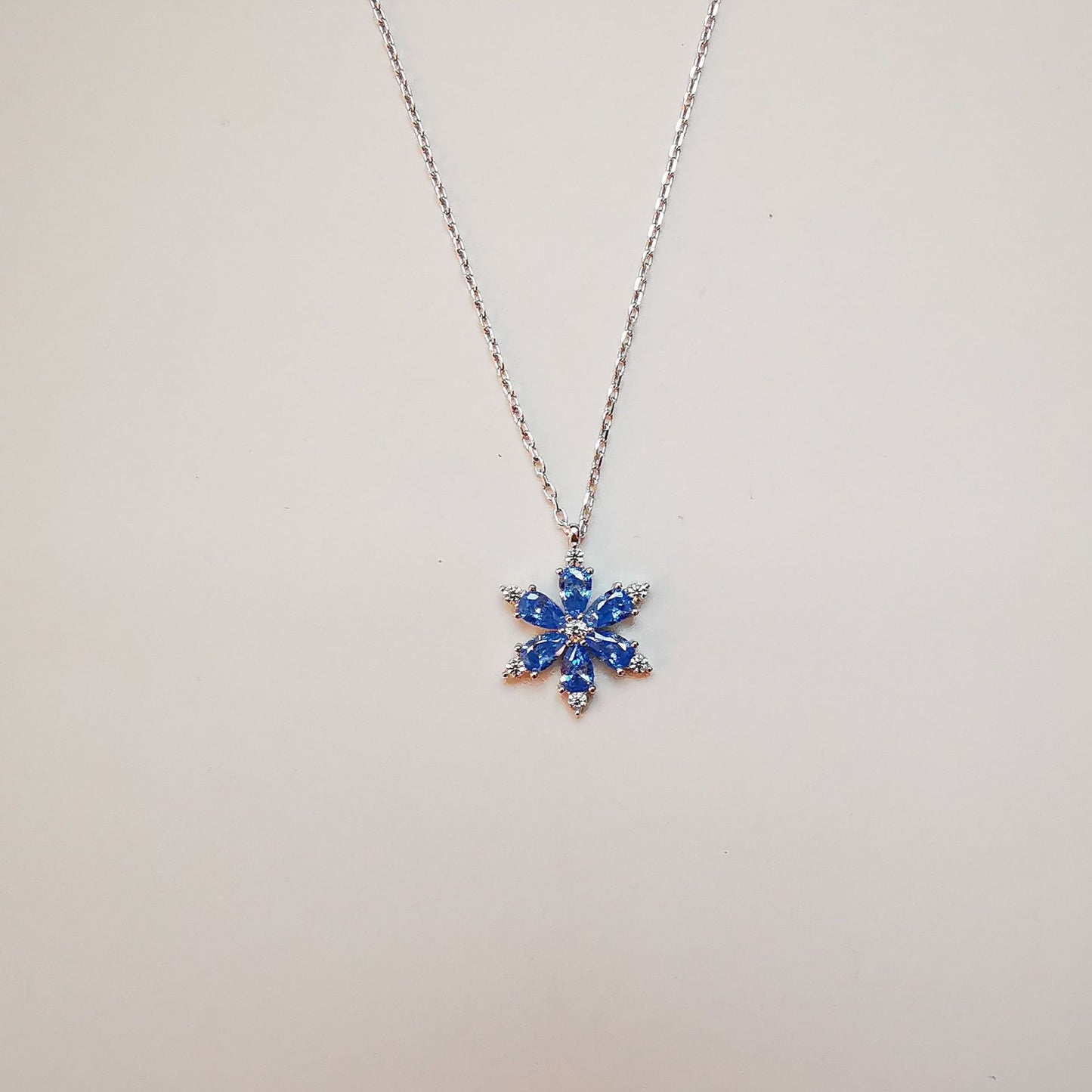 Aquamarin Taşlı Gümüş Lotus Çiçeği Kolye