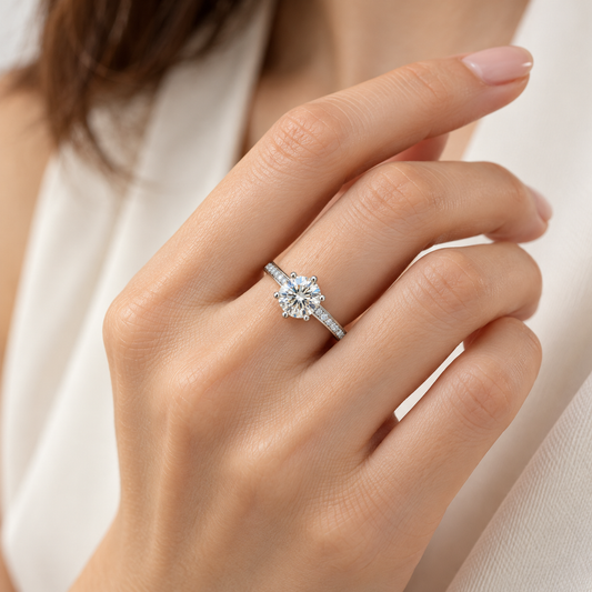 Solenne yuvarlak kesim moissanite tektaş yüzük kadın modelin elinde