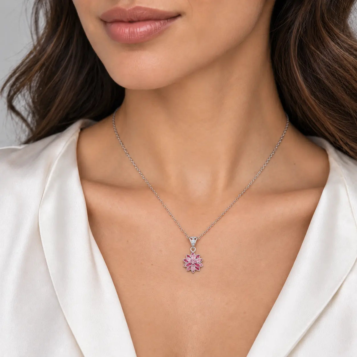 Âme de Lotus pembe taşlı rodyum kaplama 925 ayar gümüş kolye model üzerinde