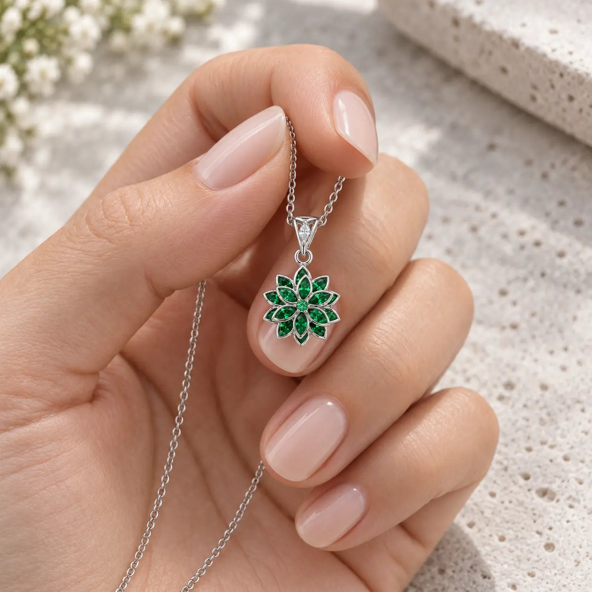 Âme de Lotus zümrüt yeşili taşlı rodyum kaplama minimal kolye elde