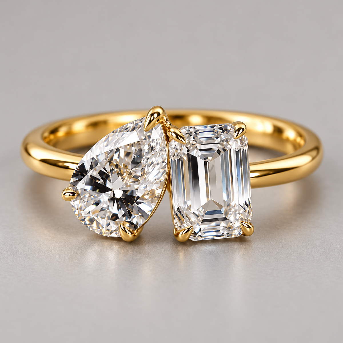 Duetta Gold damla ve emerald kesim zirkon taşlı yüzük yakın detay