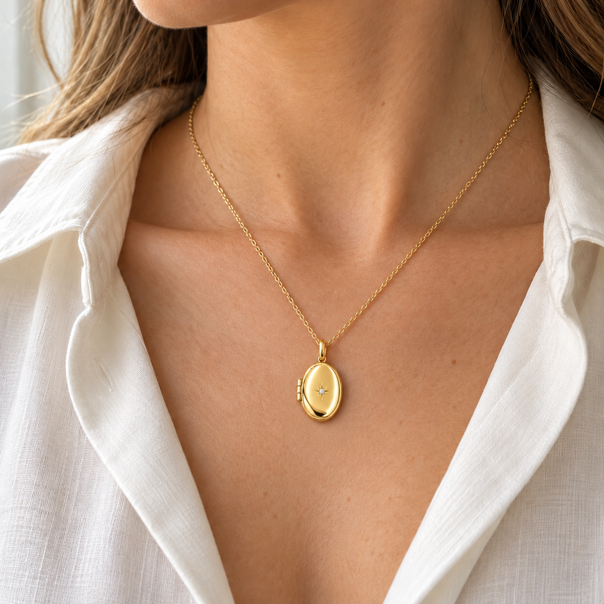 Amora gold oval kolyenin kadın model üzerinde görünümü