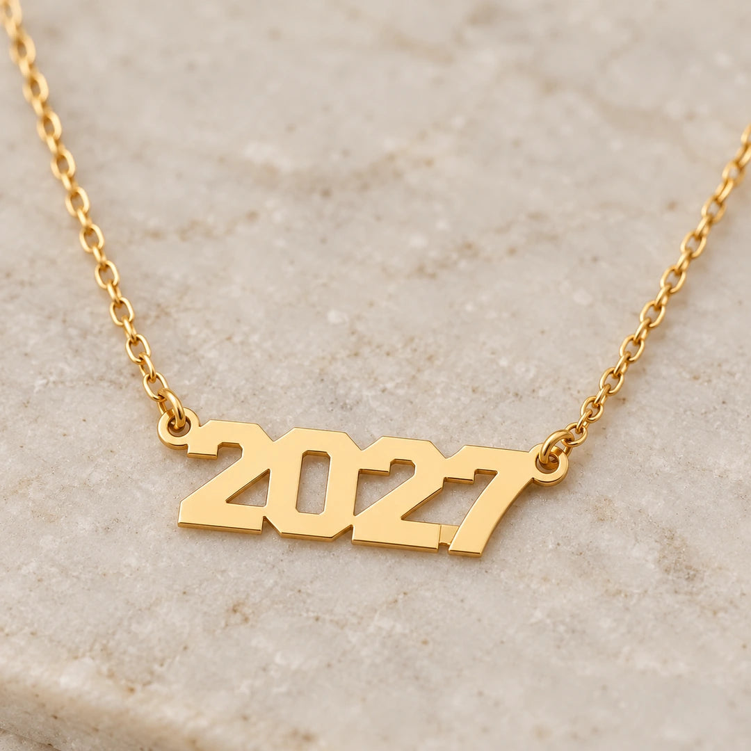 CHOICE Annora Kişiye Özel Yıl Kolye, 2027 kişiselleştirme örneği; 925 ayar gümüş üzerine 14 ayar altın kaplama; yakın çekim ürün detayı