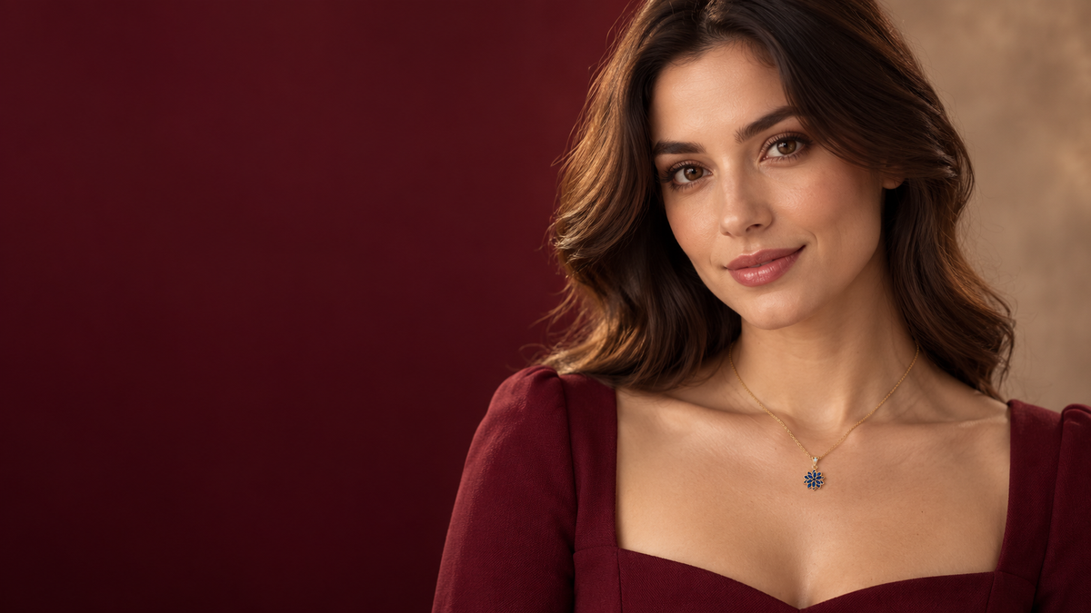 CHOICE Âme de Lotus: bordo elbiseli genç yetişkin model üzerinde minimal safir renkli Lotus kolye.