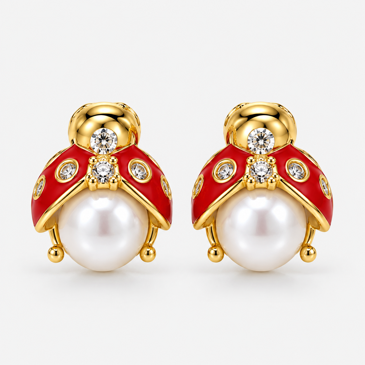 CHOICE Coccina Kırmızı Uğur Böceği Zirkon Küpe, Kırmızı / Beyaz / Gold, açık gri fonda küpe çifti