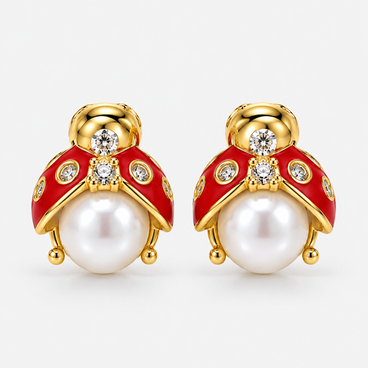 CHOICE Coccina Kırmızı Uğur Böceği Zirkon Küpe, Kırmızı / Beyaz / Gold, açık gri fonda küpe çifti