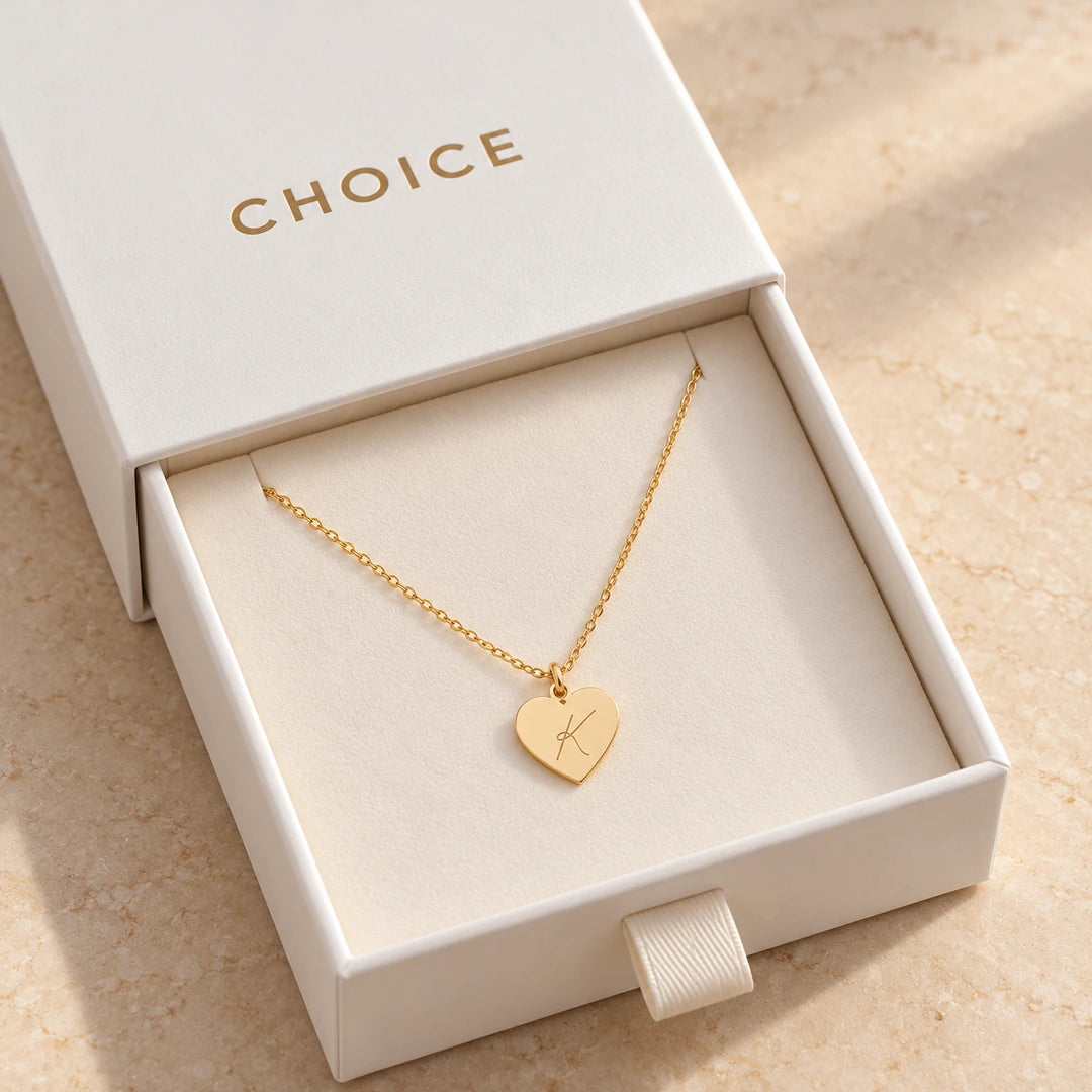 CHOICE Corelia Harf İşlemeli Kalp Kolye, K kişiselleştirme örneği; 925 ayar gümüş üzerine 14 ayar altın kaplama; beyaz çekmeceli CHOICE hediye kutusunda