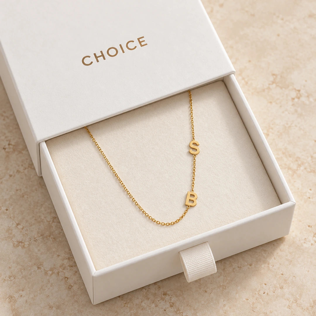 CHOICE Duellia Asimetrik Çift Harf Kolye, S / B kişiselleştirme örneği; 925 ayar gümüş üzerine 14 ayar altın kaplama; beyaz çekmeceli CHOICE hediye kutusunda