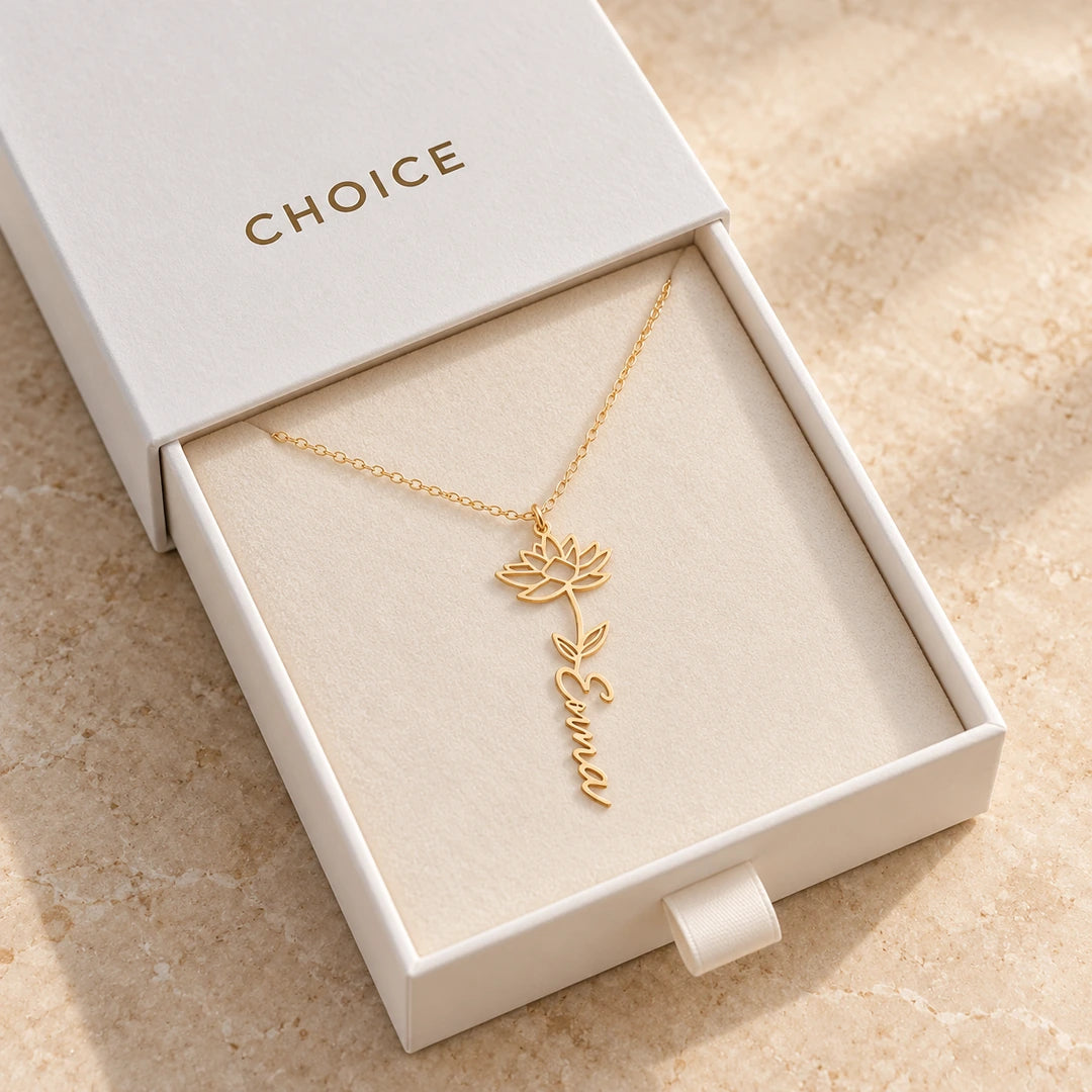 CHOICE Fiorina Lotus ve İsim Kolye, Esma kişiselleştirme örneği; 925 ayar gümüş üzerine 14 ayar altın kaplama; beyaz çekmeceli CHOICE hediye kutusunda