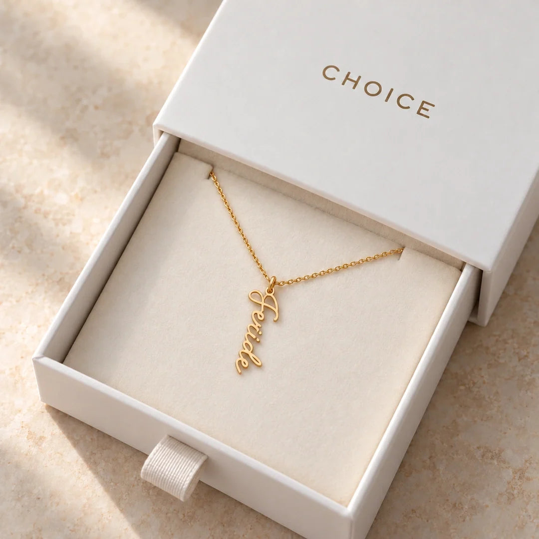 CHOICE Florisse Dikey Çiçek Detaylı İsim Kolye, Feride kişiselleştirme örneği; 925 ayar gümüş üzerine 14 ayar altın kaplama; beyaz çekmeceli CHOICE hediye kutusunda