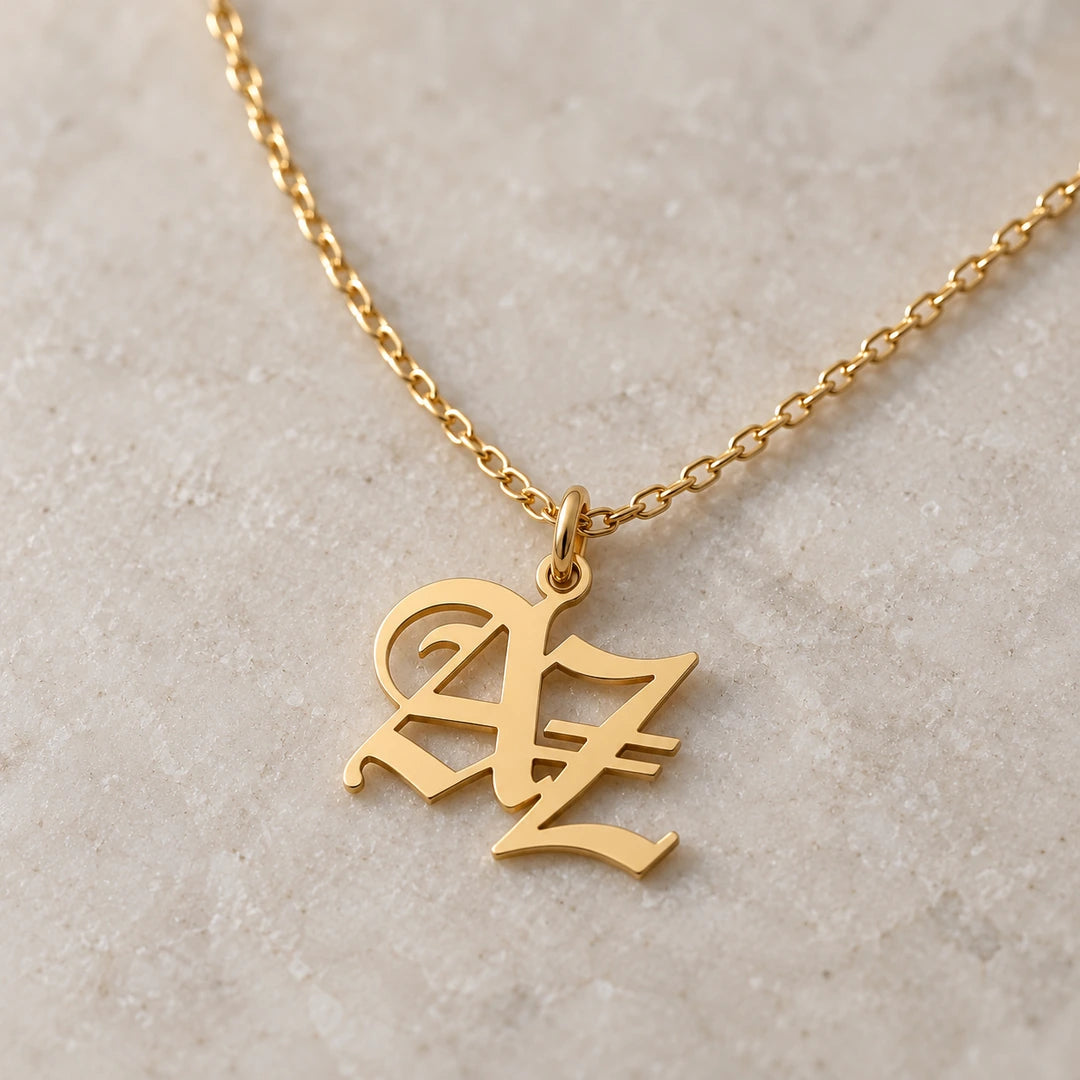 CHOICE Intreccia İç İçe Harf Monogram Kolye, A / Z kişiselleştirme örneği; 925 ayar gümüş üzerine 14 ayar altın kaplama; yakın çekim ürün detayı