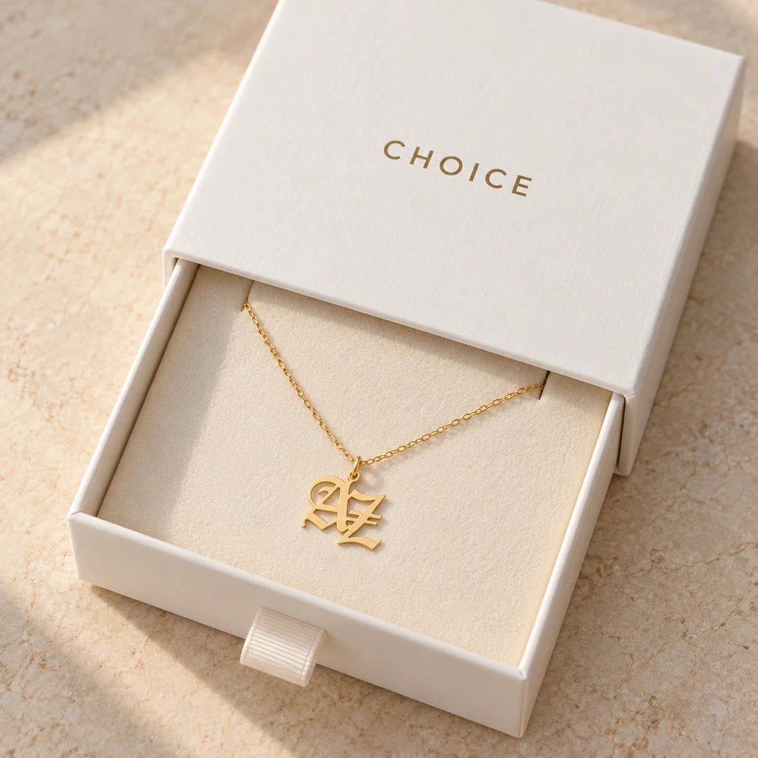 CHOICE Intreccia İç İçe Harf Monogram Kolye, A / Z kişiselleştirme örneği; 925 ayar gümüş üzerine 14 ayar altın kaplama; beyaz çekmeceli CHOICE hediye kutusunda