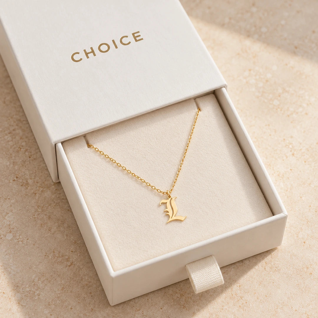 CHOICE Lettera Gotik Harf Kolye, L kişiselleştirme örneği; 925 ayar gümüş üzerine 14 ayar altın kaplama; beyaz çekmeceli CHOICE hediye kutusunda