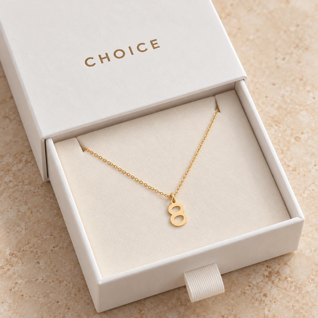 CHOICE Ottavia Tek Rakam Kolye, 8 kişiselleştirme örneği; 925 ayar gümüş üzerine 14 ayar altın kaplama; beyaz çekmeceli CHOICE hediye kutusunda