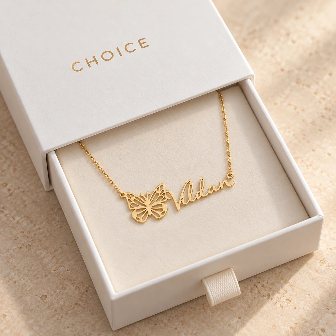 CHOICE Papielle Kelebek ve İsim Kolye, Vildan kişiselleştirme örneği; 925 ayar gümüş üzerine 14 ayar altın kaplama; beyaz çekmeceli CHOICE hediye kutusunda