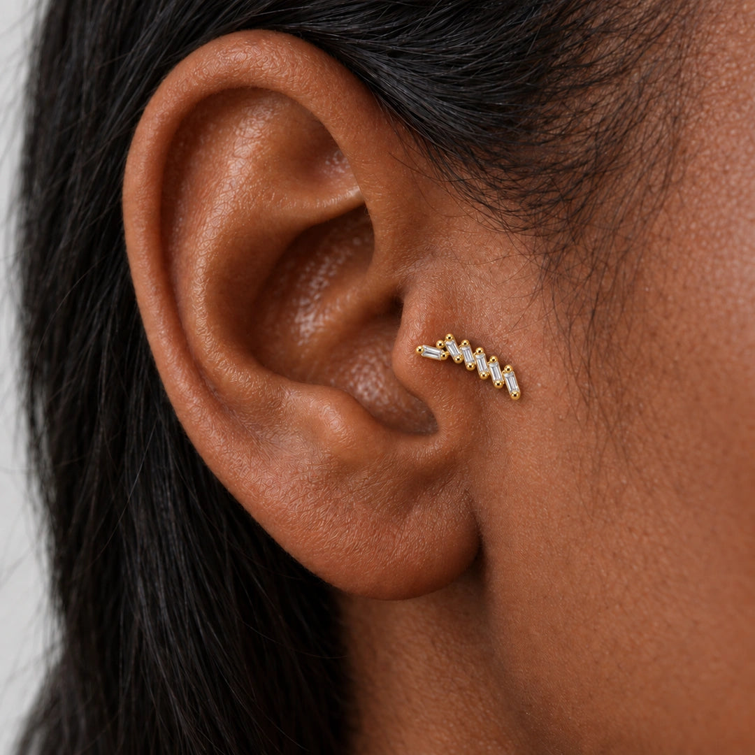 CHOICE Riviera kavisli baget 925 ayar gümüş, 14 ayar altın kaplama tragus piercing tragus bölgesinde kulakta kullanım görünümü