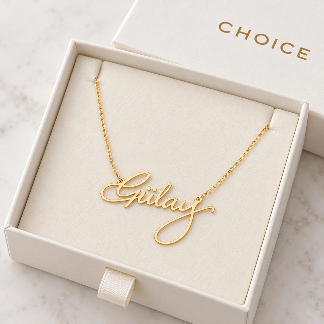 CHOICE Signelle imza yazılı Gülay isim kolye; 925 ayar gümüş üzerine 14 ayar altın kaplama; beyaz çekmeceli CHOICE kutusunda