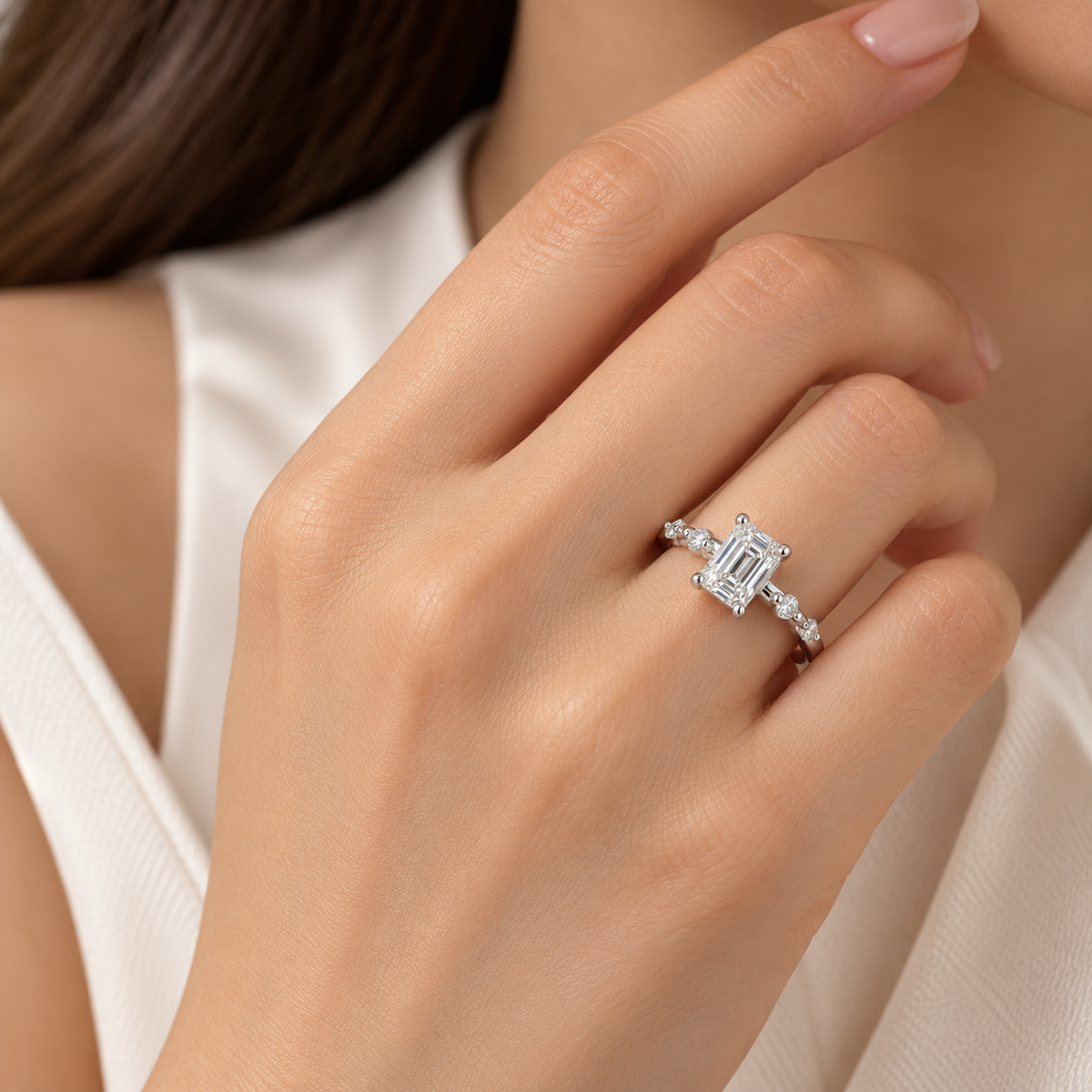 Éclaire emerald kesim moissanite yüzük kadın modelin elinde