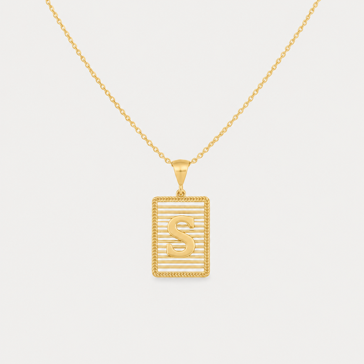 Nomia kişiye özel harf kolye gold çok açık light gray zeminde