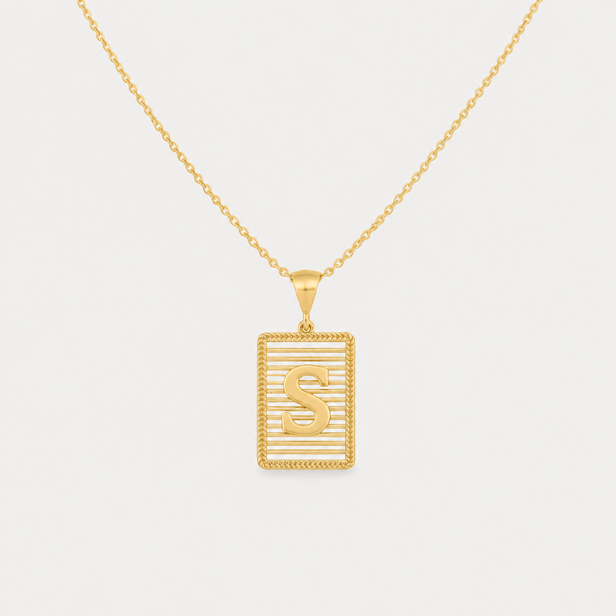 Nomia kişiye özel harf kolye gold çok açık light gray zeminde